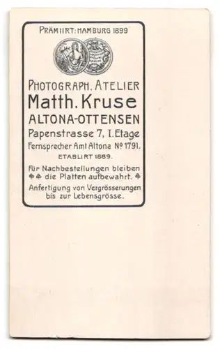 Fotografie Matth. Kruse, Altona-Ottensen, Papenstrasse 7, Portrait süsses Kleinkind im weissen Hemd mit nackigen Füssen