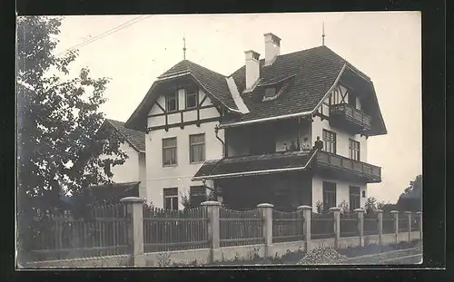 AK Feldkirchen, Wohnhaus mit Familie auf dem Balkon