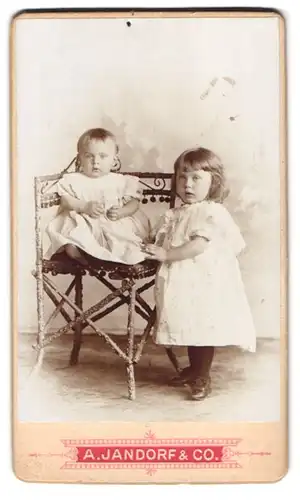 Fotografie A. Jandorf & Co., Berlin-SW, Belle-Alliance-Str. 1 & 2, Portrait kleines Mädchen im Kleid mit Kleinkind