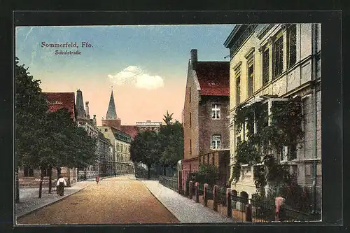 AK Sommerfeld / Lubsko, Schulstrasse mit Frau