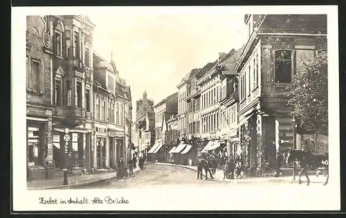 AK Zerbst /Anhalt, Strassenpartie Alte Brücke, Geschäftige Einkaufsstrasse