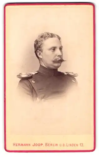 Fotografie Hermann Joop, Berlin, Unter den Linden 13, Offizier der Central-Turn-Anstalt in Uniform, zum Sommmerkurs 1877