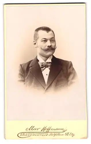 Fotografie Max Hoffmann, Braunschweig, Hutfiltern 8, Portrait eleganter Herr mit Schnauzbart