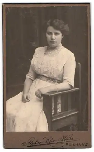 Fotografie Atelier Chr. Hess, Altena i. W., Junge Frau im sommerlichen Kleid
