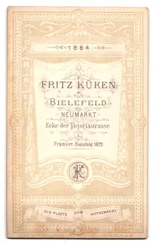 Fotografie Firtz Küken, Bielefeld, Neumarkt, Christin im schwarzen Kleid