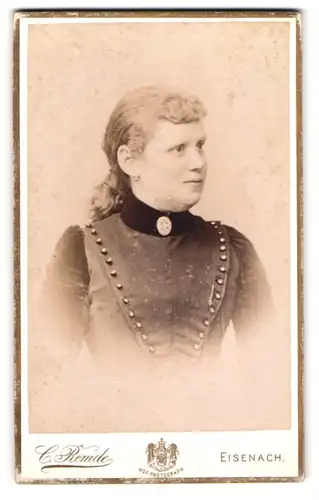 Fotografie Carl Remde, Eisenach, Frauenberg 27, Junge Dame im Kleid mit Kragenbrosche