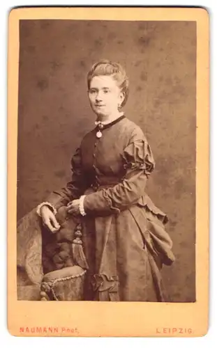 Fotografie Naumann, Leipzig, Töpferplatz, Junge Dame im hübschen Kleid mit Medaillon