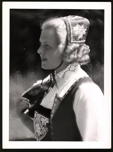 Fotografie Reinhard Schmüser, Dampfer Scharnhorst, junge blonde Schwedin in Tracht