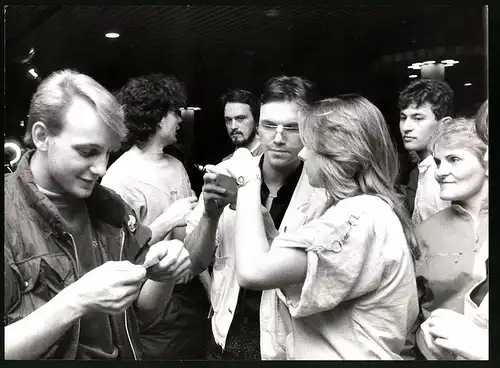 Fotografie B. Prusowski, Bern, Wolfgang Lippert schreibt Autogramme