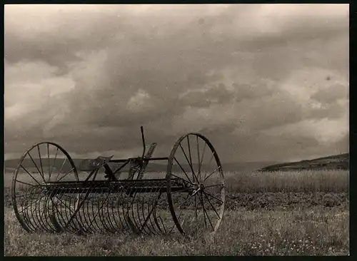 Fotografie Landwirtschaftliches Gerät am Rande des Kornfeldes abgestellt