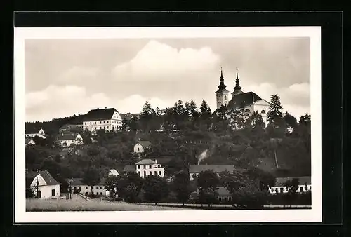 AK Wranau bei Brünn, Ortsansicht mit Kirche auf Berg