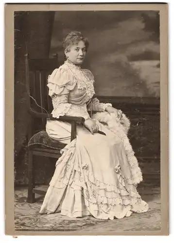 Fotografie unbekannter Fotograf und Ort, Portrait Dame im hellen Rüschenkleid mit Federboa