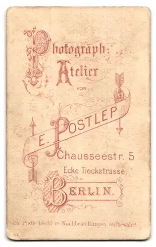 Fotografie E. Postlep, Berlin, Chausseestrasse 5, Portrait eines jungen Mannes mit Oberlippenbärtchen und Tolle