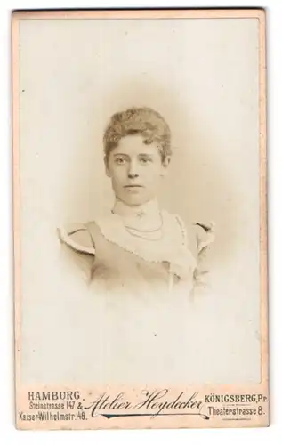 Fotografie Heydecker, Königsberg, Theaterstrasse 8, Portrait einer Dame mit hohem weissen Kragen