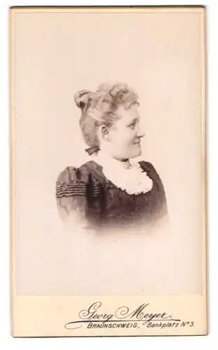 Fotografie Georg Meyer, Braunschweig, Bankplatz 3, Junge Frau im Profil