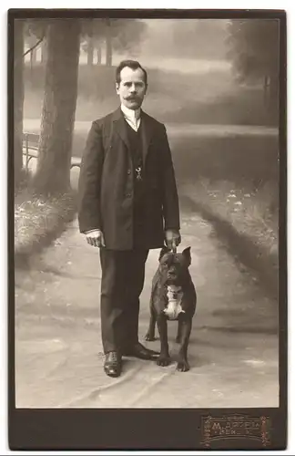 Fotografie M. Appel, Berlin, Neue Königstr. 1, Portrait Herr im Anzug mit seinem Boxer im Atelier