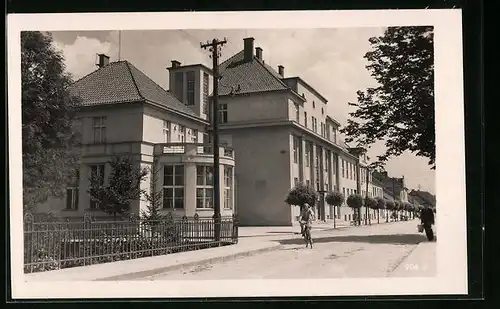 AK Blatna, Strakonice, Mädchen auf einem Fahrrad in der Stadt