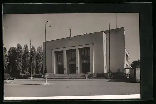 Foto-AK Schumberg / Chrudim, Strassenpartie mit Gebäudeansicht, Bauhaus