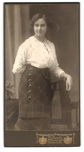 Fotografie C. Remde, Eisenach, Junge Dame mit langer Kette