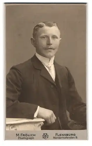 Fotografie M. Frölich, Flensburg, Norderhofenden 9, Eleganter Herr mit Moustache