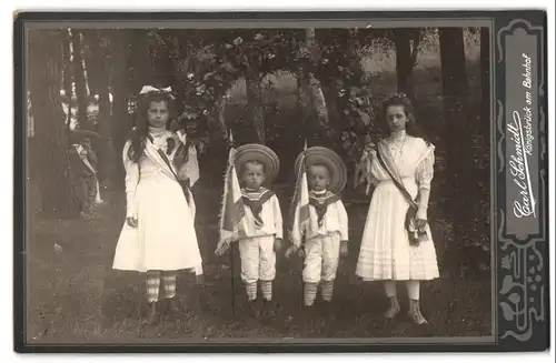 Fotografie Carl Schmidt, Königsbrück, am Bahnhof, zwei Mädchen und Jungen mit Fahnen und Blätterbogen posieren