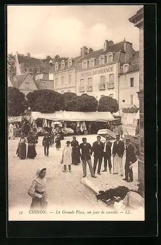 AK Chinon, La Grande Place, un jour de marché, Hotel de France