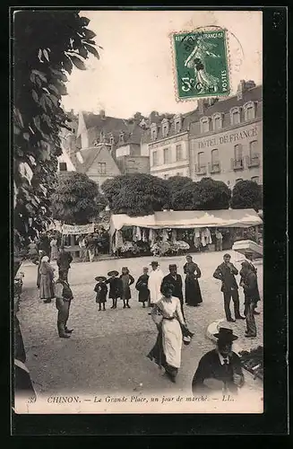 AK Chinon, La Grande Place, un jour de marché