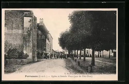 AK Perusson, Eglise et Grande Place jour de Fête-Dieu