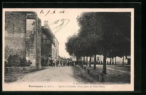 AK Perrusson, Eglise et Grande Place jour de Fête-Dieu