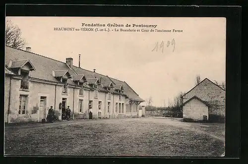 AK Beaumont-en-Véron, Fondation Gréban de Pontourny, La Buanderie et Cour de l`ancienne Ferme