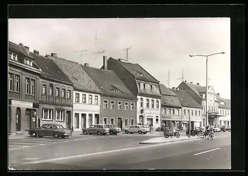 AK Peitz /Kreis Cottbus, Hauptstrasse mit Autos und Häusern