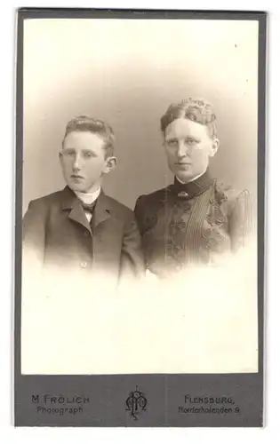 Fotografie M. Frölich, Flensburg, Norderhofenden 9, Bürgerliche Dame und junger Mann