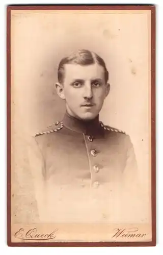 Fotografie E. Queck, Weimar, Seminarstrasse 6, Einjährig-Freiwilliger in Uniform