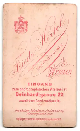 Fotografie Atelier F. Hertel, Weimar, Deinhardtgasse 22, Einjährig-Freiwilliger in Uniform mit Brille