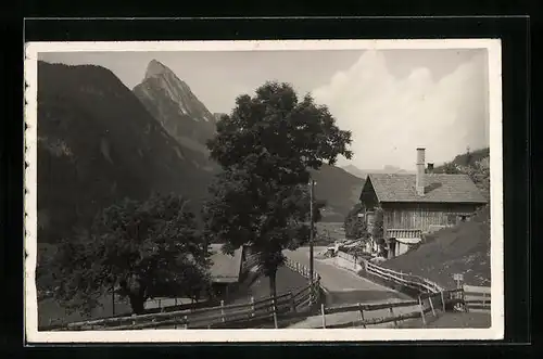 AK Halten bei Saanen, Landstrasse mit Wohnbauten