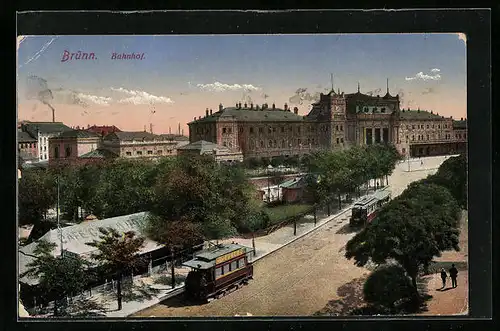 AK Brünn / Brno, Bahnhof, Strassenbahn auf dem Vorplatz