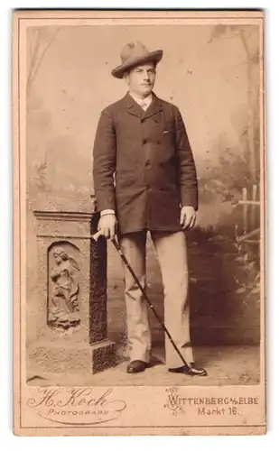 Fotografie H. Koch, Wittenberg a. d. Elbe, Markt 16, Modisch gekleideter Herr mit Stock