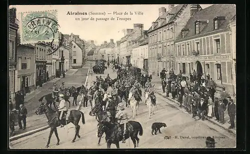 AK Airaines, Place de la Ville un jour de passage de Troupes