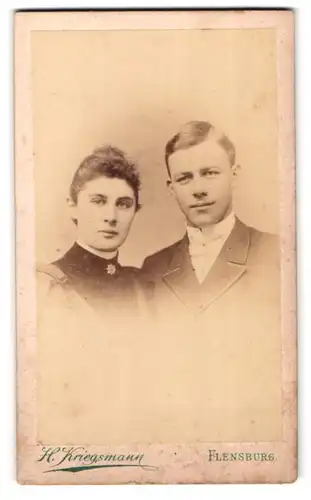 Fotografie H. Kriegsmann, Flensburg, Grosse Strasse 75, Portrait eines jungen Paares