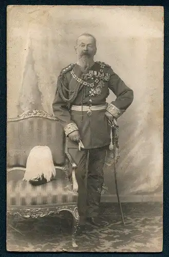 Fotografie Prinzregent Luitpold von Bayern in Uniform mit vielen Orden & Medaillen, Pickelhaube mit Paradebusch