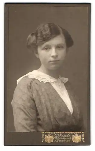 Fotografie C. Remde, Eisenach, Junge Frau mit gewellten Haaren