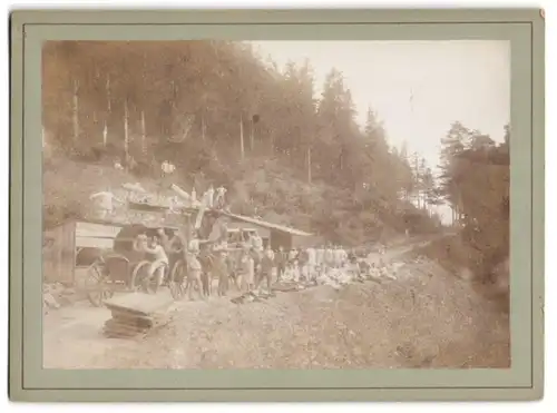 Fotografie Pioniere errichten Unterstände am Rande einer Bergstrasse