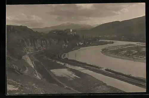 Foto-AK Skopje / Ueskueb, Fluss oberhalb der Stadt