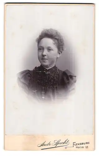 Fotografie Andr. Specht, Flensburg, Holm 12, Portrait charmant blickendes Fräulein in gerüschter Bluse