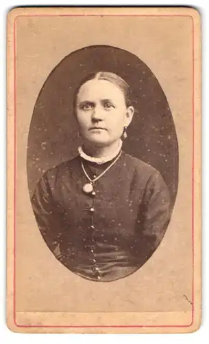 Fotografie J. Eckmann, Nortorf, Junge Dame mit Amulett