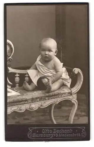 Fotografie Otto Dechant, Bernburg a. S., Lindenstr. 18, Portrait süsses Baby im weissen Hemdchen und Ball in der Hand
