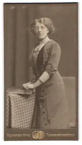 Fotografie Heinrich Hinz, Flensburg, Toosbüystr. 15, Portrait einer elegant gekleideten Frau