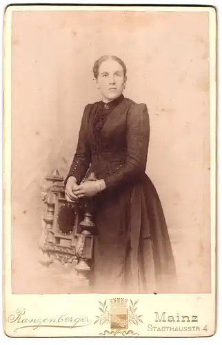 Fotografie Hch. Ranzenberger, Mainz, Stadthausstr. 4, Junge Dame in zeitgenössischer Kleidung