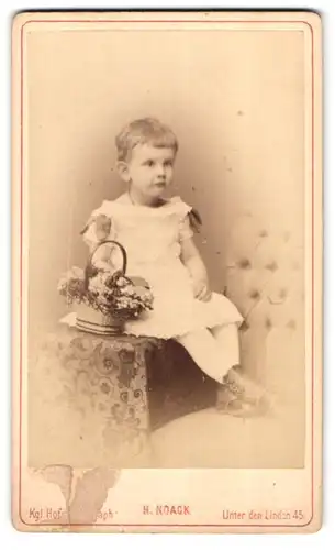 Fotografie H. Noack, Berlin, Unter den Linden 45, Kind im Kleid mit Blumenkorb