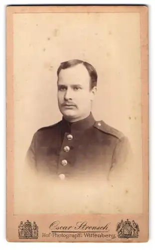 Fotografie Oscar Strensch, Wittenberg, Markt 14, Soldat in Uniform Rgt. 20 mit Moustache